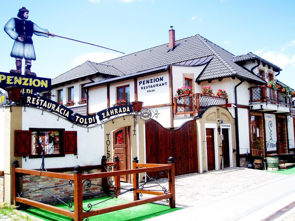 Penzion A Restauracia Toldi Galanta Buitenkant foto