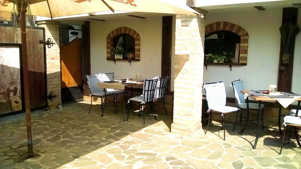 Penzion A Restauracia Toldi Galanta Buitenkant foto