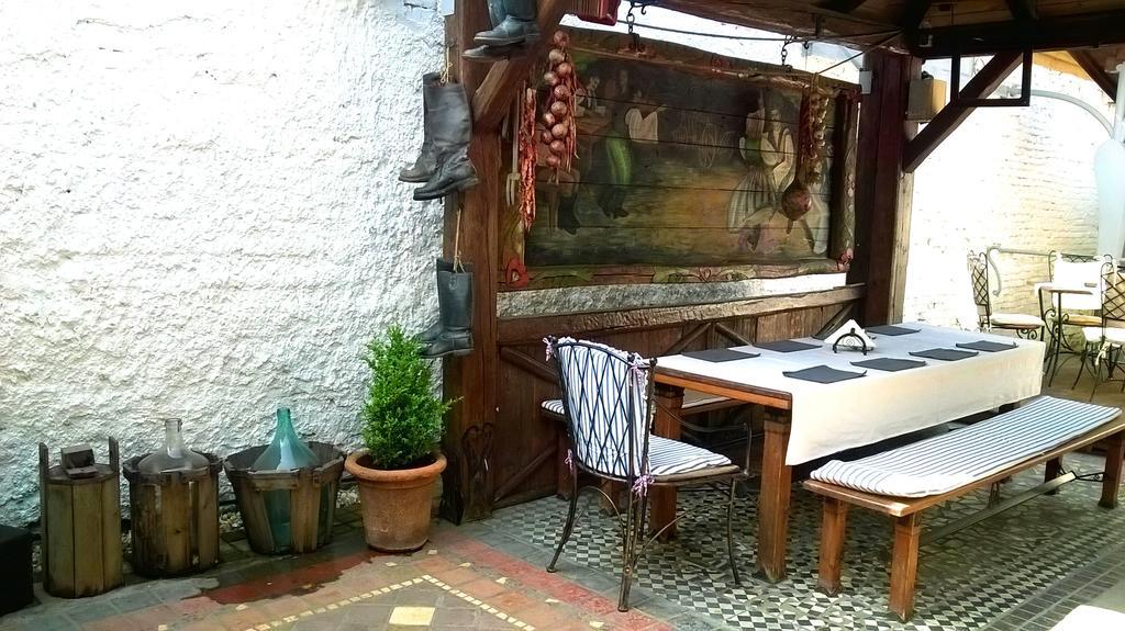 Penzion A Restauracia Toldi Galanta Buitenkant foto