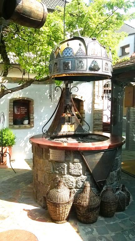 Penzion A Restauracia Toldi Galanta Buitenkant foto