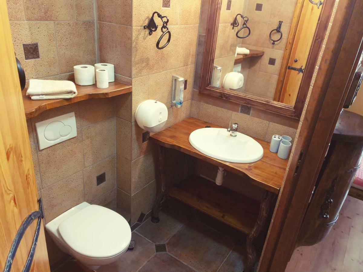 Penzion A Restauracia Toldi Galanta Buitenkant foto