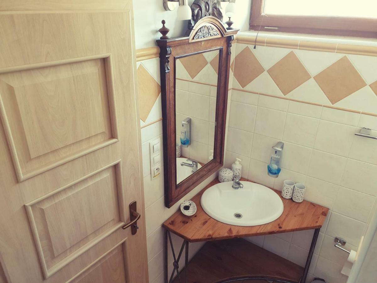 Penzion A Restauracia Toldi Galanta Buitenkant foto