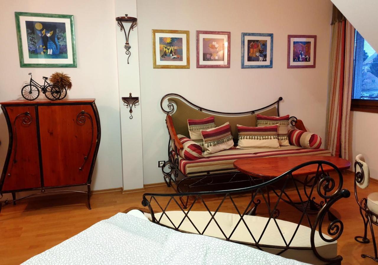 Penzion A Restauracia Toldi Galanta Buitenkant foto