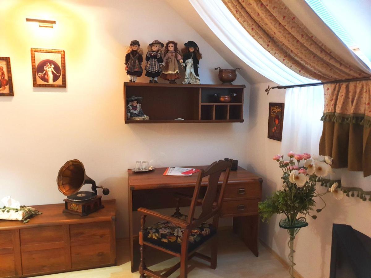 Penzion A Restauracia Toldi Galanta Buitenkant foto