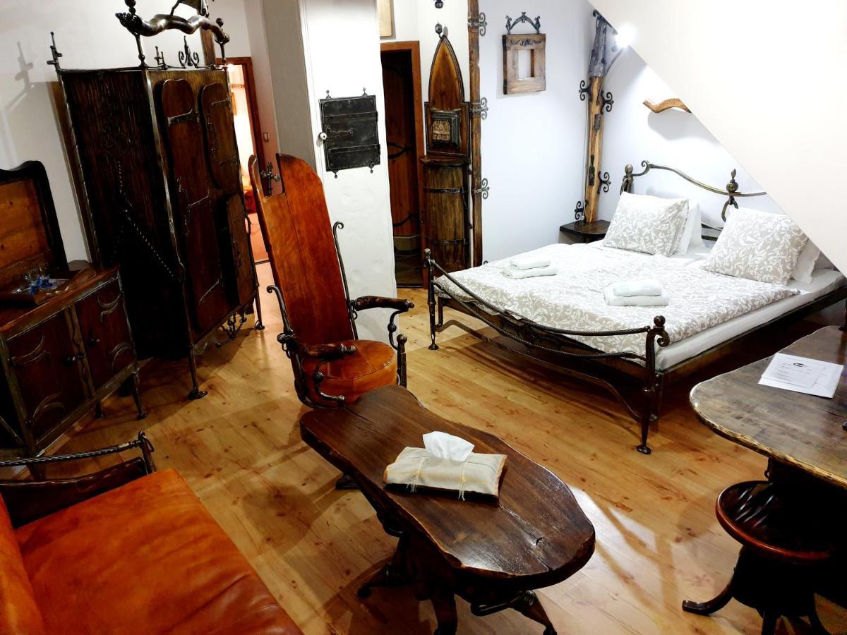 Penzion A Restauracia Toldi Galanta Buitenkant foto
