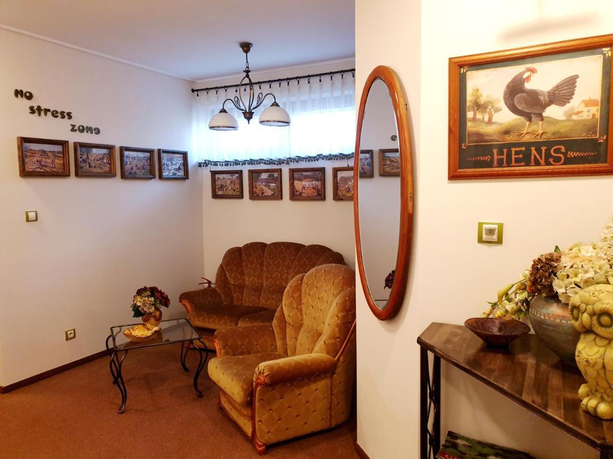 Penzion A Restauracia Toldi Galanta Buitenkant foto