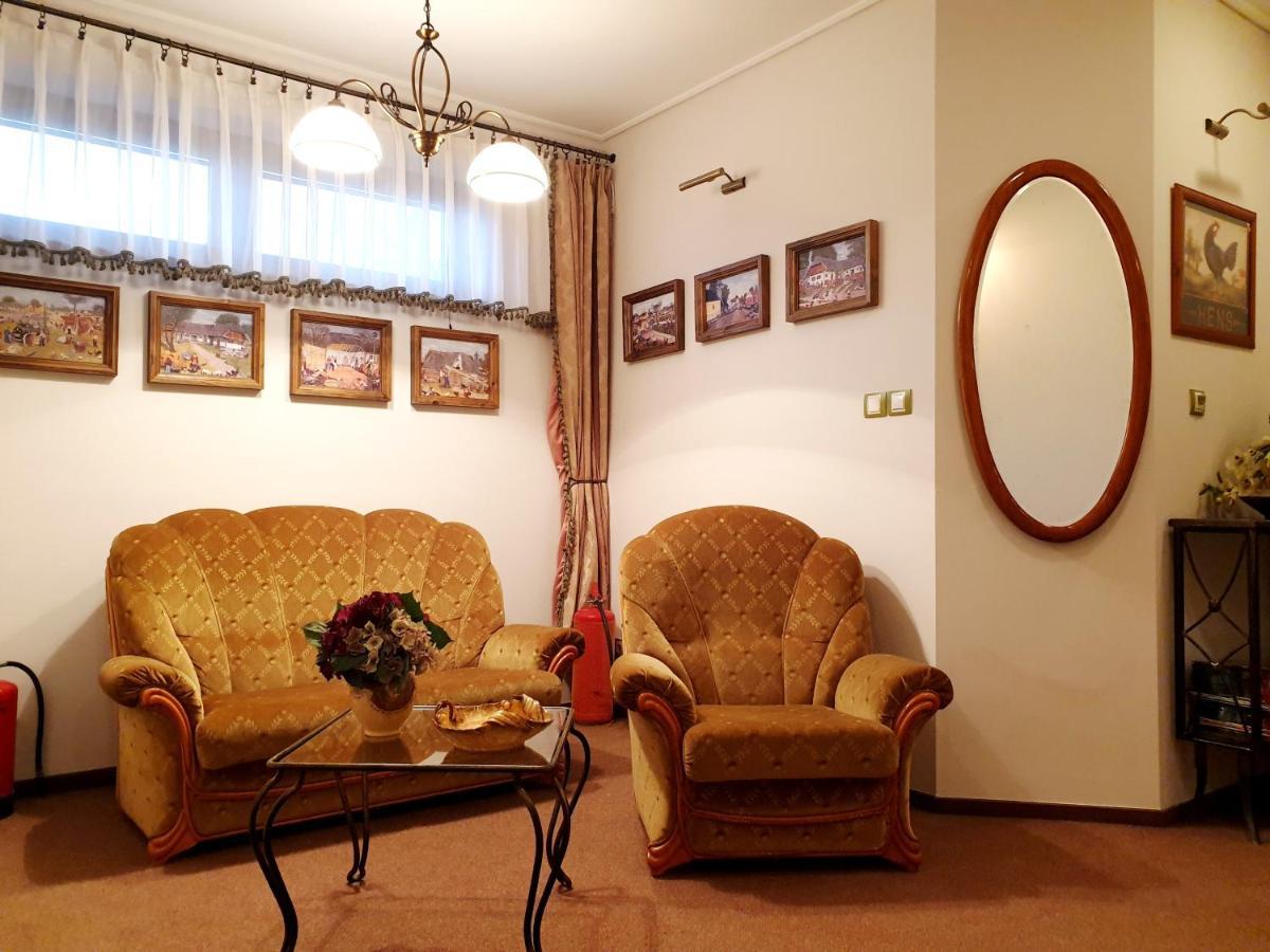 Penzion A Restauracia Toldi Galanta Buitenkant foto