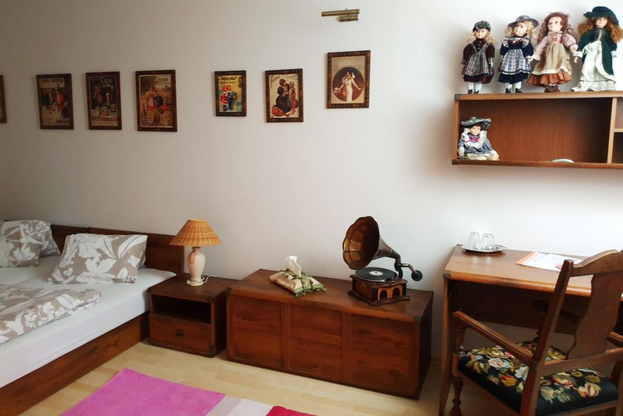 Penzion A Restauracia Toldi Galanta Buitenkant foto