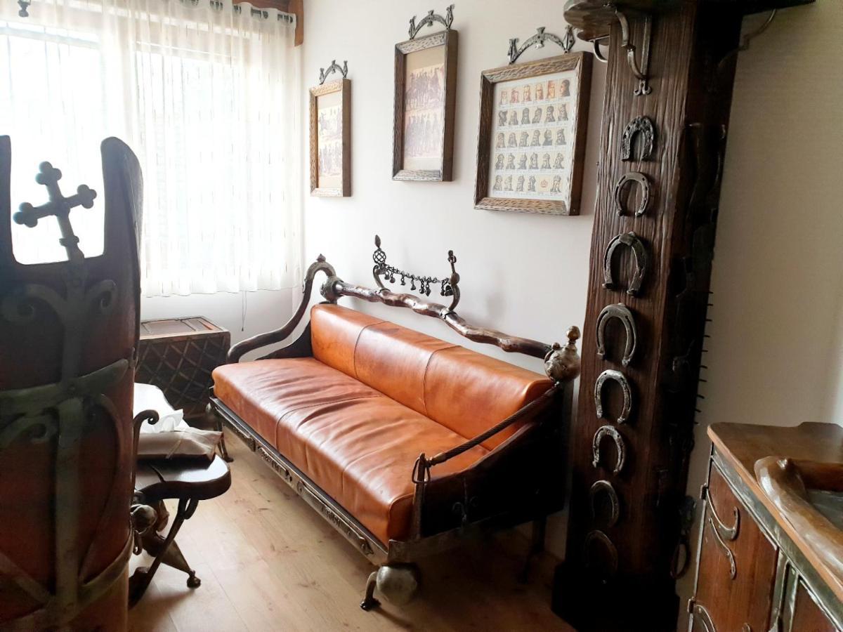 Penzion A Restauracia Toldi Galanta Buitenkant foto