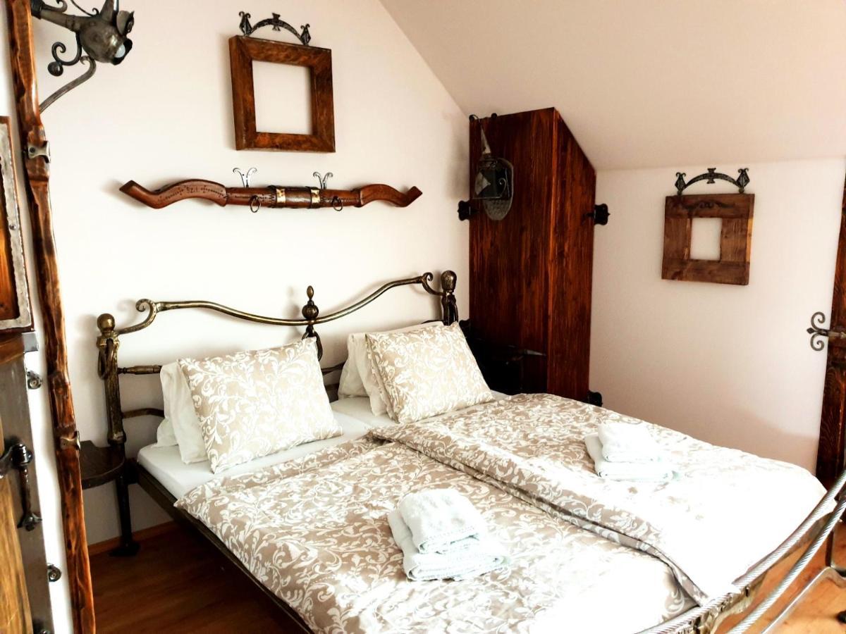 Penzion A Restauracia Toldi Galanta Buitenkant foto
